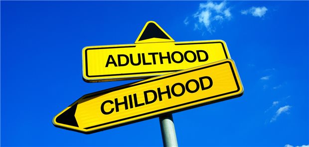 Übergang vom Kind zum Erwachsen durch Verkehrsschild mit zwei Weg Optionen dargestellt.