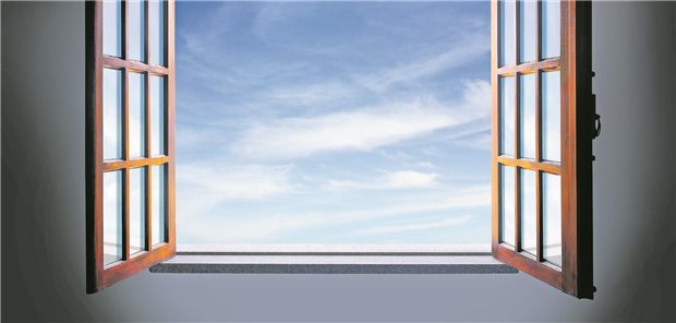 Geöffnetes Fenster, draußen sieht man blauen Himmel