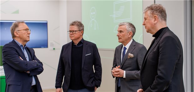 Erwin Rüddel (links) tauscht sich beim Besuch der „dipraxis“ mit den KVWL-Vorständen Dr. Volker Schrage, Dr. Dirk Spelmeyer und Thomas Müller aus (von links nach rechts).