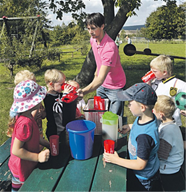 Männliche Erzieher sind selten und begehrt Erzieher Hendrik Gischkowski betreut Kinder im Montessori-Kinderhaus in Nohra bei Weimar. Kitas buhlen zunehmend um Berufsanfänger.