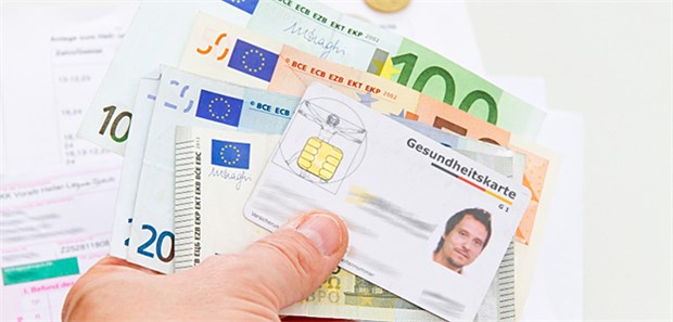 Es besteht die Vermutung, dass Ärzte Patienten falsche Diagnosen gestellt und ihnen dadurch zu einer unberechtigten Frühverrentung verholfen haben. Sie sollen dafür auch Geld erhalten haben.