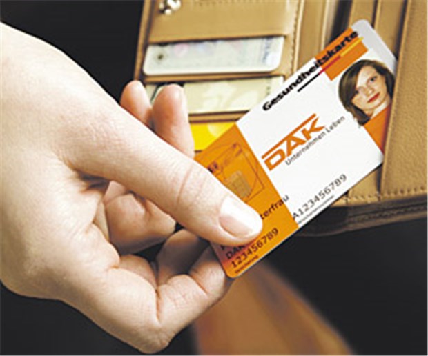 E-Card: Die Selbstverwaltung ist am Zug Es bleibt dabei: Zum Start im Oktober kann die E-Card nicht mehr als die bisherige Versichertenkarte.
