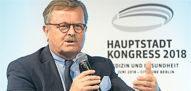 Schluss mit dem Machtgerangel bei der Digitalisierung! Es braucht vernünftige Speichermedien, wenn die Digitalisierung vorankommen soll, forderte BÄK-Präsident Frank Ulrich Montgomery.