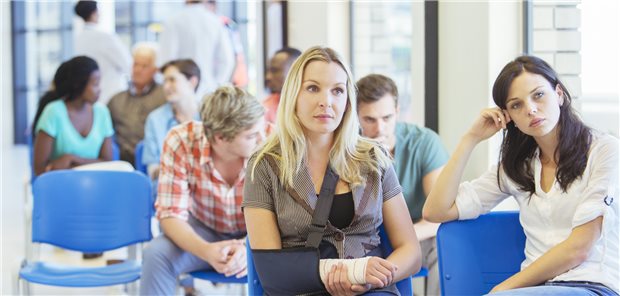 Es dauert mal wieder länger im Wartebereich der Notaufnahme? Die Bayerische Landesärztekammer setzt sich dafür ein, die Notaufnahmen zu entlasten. Eine Möglichkeit: Qualifizierte medizinische Fachkräfte schätzen ein, ob eine Notfallbehandlung nötig ist. (Symbolbild mit Fotomodellen)