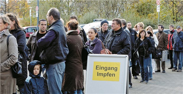 Das Impf-Dilemma: Bleiben alle gesund, sinkt das Risikobewußtsein Es gab großes Gedränge und viel Chaos: Die Diskussion um die Schweinegrippe hat viele Patienten verwirrt. © dpa