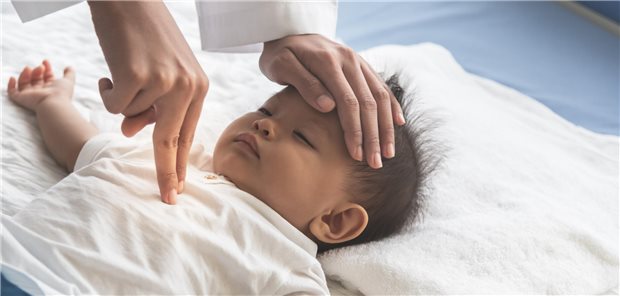 Es gab keinen signifikanten Unterschied in der Überlebensrate bei Entlassung aus der Klinik zwischen der Gruppe mit HLW während des Transports und der Gruppe mit fortgesetzter HLW vor Ort (87 von 1.840 Patienten [4,7 Prozent] gegenüber 95 von 1.840 Patienten [5,2 Prozent]; relatives Risiko [RR]: 0,81).