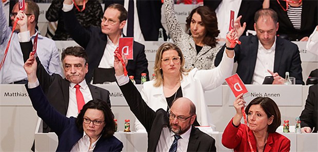 Weg frei für GroKo-Gespräche – Schulz verspricht Nachverhandlungen Es geht weiter bei der Regierungsbildung. Auf dem SPD-Sonderparteitag in Bonn stimmten am Sonntag 642 Delegierte über den Start von Koalitionsgesprächen ab. In erster Reihe: Andrea Nahles (links), Martin Schulz und Malu Dreyer (rechts).