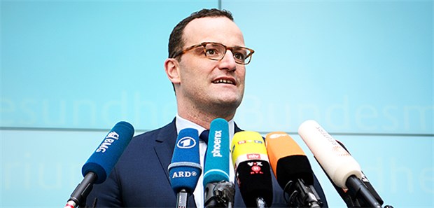 Spahn kündigt höhere Pflege-Beiträge an "Es gibt generationsübergreifend eine hohe Bereitschaft, für die Pflege mehr zu bezahlen", findet Bundesgesundheitsminister Jens Spahn.