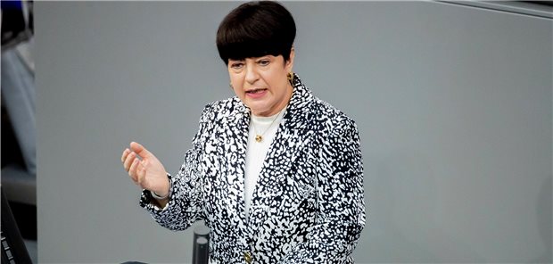 Corona: Regierung und Opposition streiten um Grundlage für Impf-Priorisierung „Es gibt kein einziges Argument, warum eine so wichtige Entscheidung wie die Priorisierung nicht im Parlament getroffen werden könnte“, sagte Christine Aschenberg-Dugnus, gesundheitspolitische Sprecherinder FDP-Bundestagsfraktion, am 17. Dezember im Bundestag.