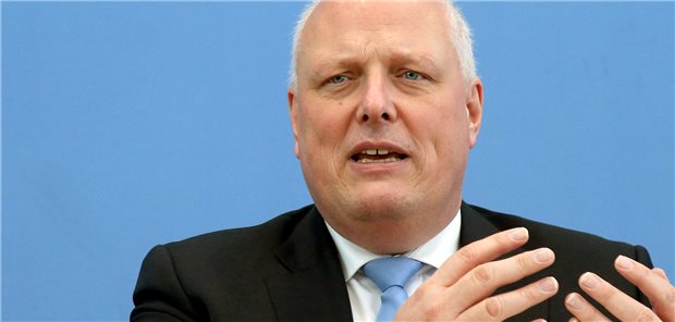 Datenschützer Kelber hat keine grundsätzlichen Bedenken wegen Opt-out-Lösung bei ePA „Es gibt keinen grundsätzlichen Ausschluss einer Opt-out-Regelung aus datenschutzrechtlichen Aspekten“: Bundesdatenschutzbeauftragter Ulrich Kelber bei der Vorstellung des Tätigkeitsberichts seiner Behörde am Mittwoch in der Bundespressekonferenz.