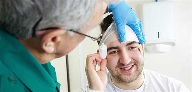 Erhöhtes Demenzrisiko auch nach leichtem Schädel-Hirn-Trauma Es gibt mehrere Erklärungsmöglichkeiten dafür, wie es nach einem SChädel-Hirn-Trauma zur Demenz, vor allem vom Alzheimer-Typ kommen kann.