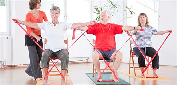 Training unter Radiotherapie auch bei instabilen Knochenmetastasen eine Option? Es gibt zahlreiche Hinweise auf positive Effekte von Trainingsmaßnahmen bei Tumorpatienten auch unter Therapie. (Symbolbild mit Fotomodellen)