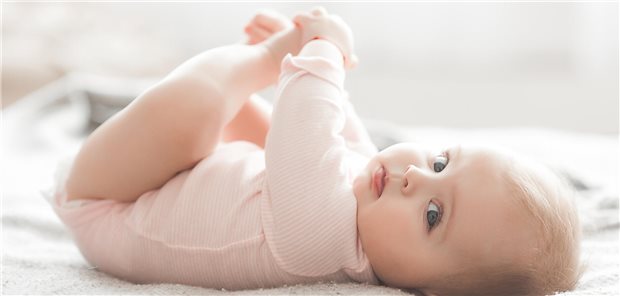 Ein Säugling liegt auf dem Rücken