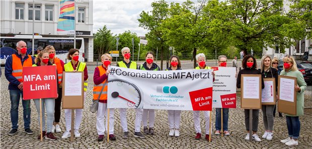 „Es ist Freitag, der 13. und niedergelassene Arztpraxen sehen schwarz!“: Unter diesem Motto machen MFA auf ihre Situation aufmerksam.