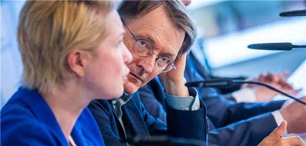 Lauterbach zur Krankenhausreform: „Es gibt keine Schließungspläne“ „Es ist eine Reform, die wir benötigen“: Bundesgesundheitsminister Karl Lauterbach (SPD) zum geplanten Umbau der Krankenhausstrukturen – hier mit MV-Ministerpräsidentin Manuela Schwesig. (Archivbild)