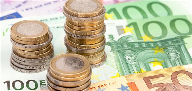 Einigung im MFA-Tarifstreit Geldmünzen und Geldscheine liegen auf einem Tisch.