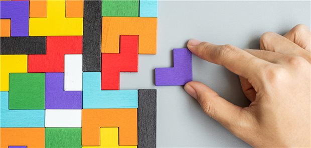 Puzzlesteine passen ineinander.