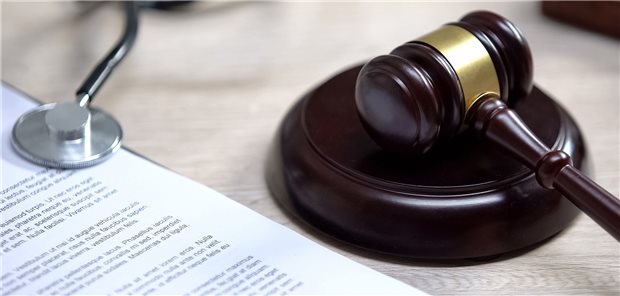 Es liegt kein Verstoß gegen die Berufspflicht vor, wenn Ärzte gerichtlich angeforderte Befundberichte nicht abgeben.