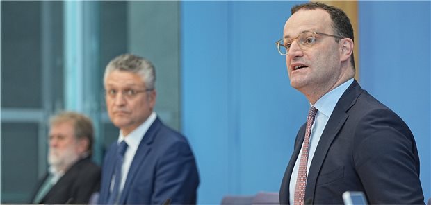Kinderärzte: Maskenpflicht im Unterricht an regionale Corona-Inzidenz knüpfen „Maskenpflicht an Schulen generell aufheben ist nicht der richtige Ansatz“: Gesundheitsminister Jens Spahn (CDU), RKI-Chef Lothar Wieler (M) und STIKO-Vorsitzender Professor Thomas Mertens (l) am Mittwoch in der Bundespressekonferenz.