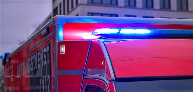 Lauterbachs Pläne zur Notfallreform: Mehr Pflichten für Ärzte und KVen Rettungswagen mit Blaulicht