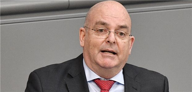 „Es wäre nicht sachgerecht und würde zu einer Verfestigung nicht bedarfsgerechter Strukturen führen, wenn den Krankenhäusern eine Einnahmesituation garantiert würde, wie sie sich aus einer dauerhaften Fortschreibung von Fallzahlen aus der Vergangenheit ergäbe“: BMG-Staatssekretär Professor Edgar Franke.