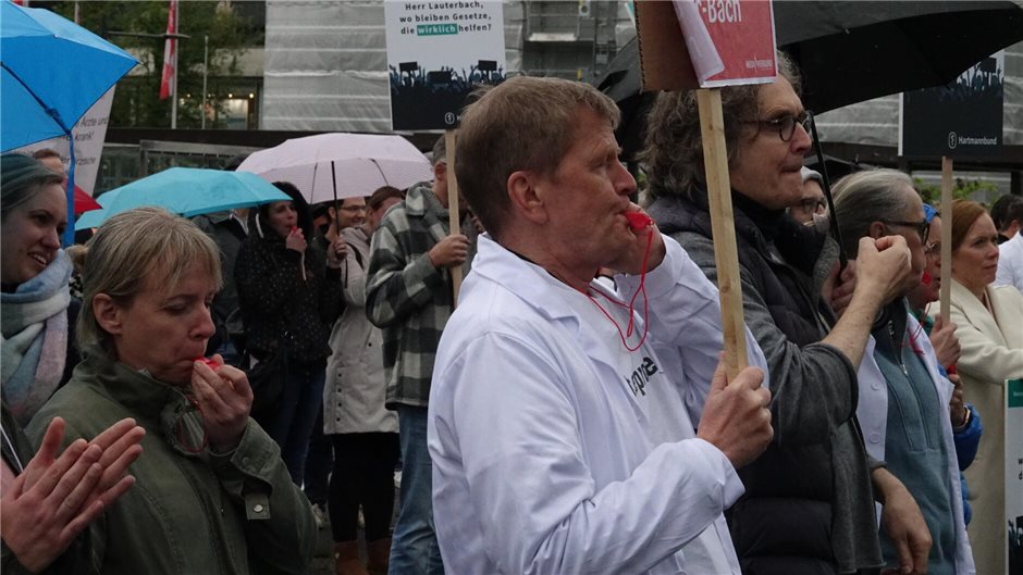 Es war laut am Dienstagmorgen in Mainz: Mit Trillerpfeifen untermauerten die Pra...