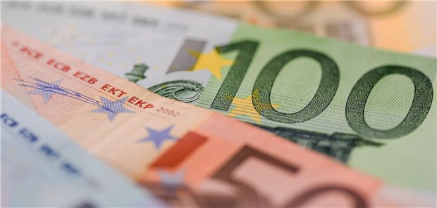Geld liegt auf dem Tisch.