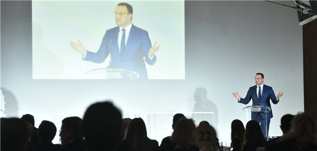 Spahn: Der Sozialstaat schafft Sicherheit Es werde oft über die Kosten der Gesundheits- und Pflegestrukturen gesprochen. Es müsse aber viel mehr in den Blick genommen werden, dass es sich dabei um Investitionen handele, so Gesundheitsminister Jens Spahn bei der Verleihung der Charity Awards in Berlin.
