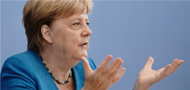 Kanzlerin lobt das starke Gesundheitswesen – und gibt die Richtung vor „Es wird nicht so wie früher, solange wir keinen Impfstoff oder eine Therapie haben“: Bundeskanzlerin Angela Merkel am Freitag in der Bundespressekonferenz in Berlin.