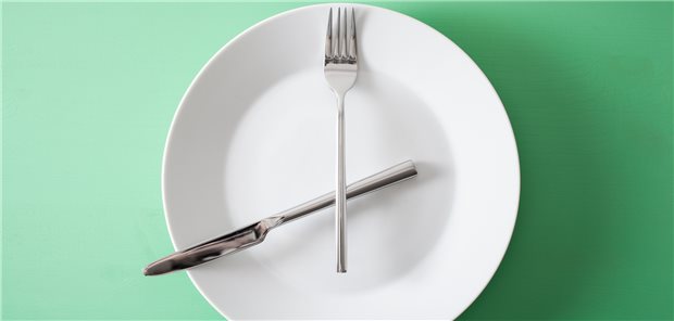 Essen nach der Uhrzeit: Beim periodischen Fasten lassen sich offenbar bessere Diät-Ergebnisse erzielen.
