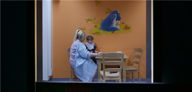 „Elternschule“ beschäftigt Justiz Essverhaltenstraining, durch eine Scheibe beobachtet: Szene aus dem Dokufilm „Elternschule“.