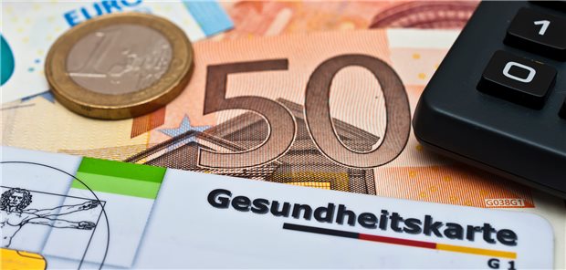 Etliche Krankenkassen versuchen, ihren Zusatzbeitrag zum Jahresanfang konstant zu halten. Andere müssen den Extra-Obolus erhöhen, bleiben aber vielfach unter dem Satz von 0,3 Prozent. Die Regierung hat den durchschnittlichen Zusatzbeitragssatz für 2023 jedenfalls um 0,3 Punkte auf 1,6 Prozent erhöht.