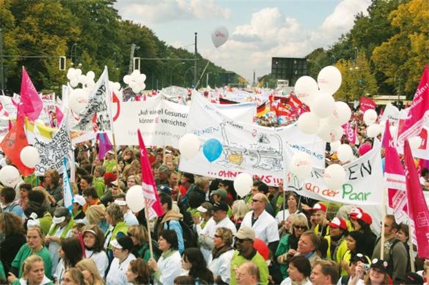 130 000 fordern eine Zukunft für Kliniken Etwa 130 00 Klinikmitarbeiter machten gestern ihrem Unmut über die unklare Klinikfinanzierung Luft.