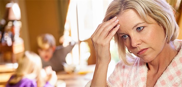 Psychisch kranke Eltern – Hilfe für Kinder Etwa 30 Prozent der Kinder psychisch kranker Eltern entwickeln selbst Auffälligkeiten – von Schulproblemen, ADHS bis hin zu Essstörungen oder Ängsten. (Symbolbild mit Fotomodell)