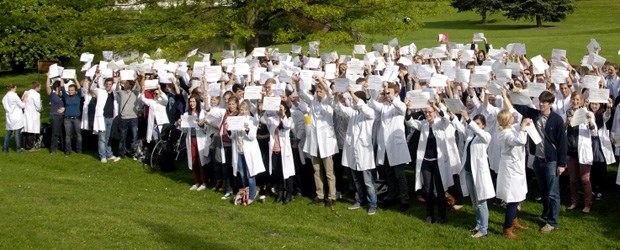 Allgemeinmedizin-Pflicht im PJ ist vom Tisch Etwa 300 Studenten haben am Mittwoch vor dem Göttinger Universitätsklinikum gegen ein Pflichttertial Allgemeinmedizin protestiert.