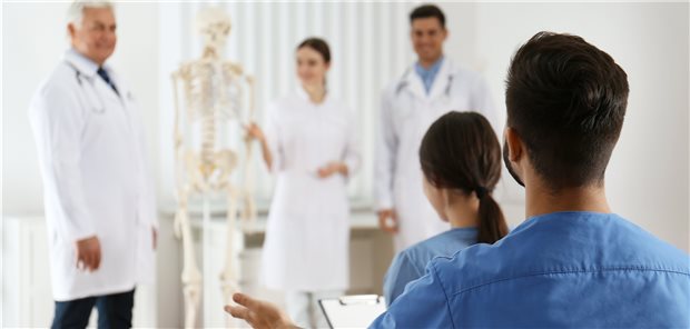 Mit Druck zu mehr Weiterbildungsstellen für Rheumatologen Etwa 40 abgeschlossene Facharztweiterbildungen in der Rheumatologie pro Jahr zählt die DGRh zurzeit.