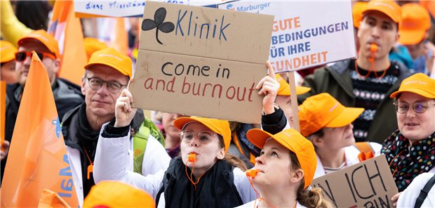 Klinikärzte streiken in sechs Bundesländern Etwa 4.000 Ärztinnen und Ärzte machten am Donnerstag in München ihrem Unmut über die Arbeitsbedingungen in den kommunalen Kliniken Luft.