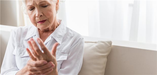 Ältere Dame leidet unter starken Schmerzen in ihren Händen.