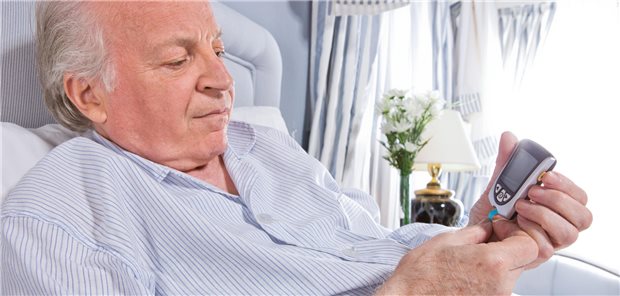 Mann misst seinen Blutzucker.