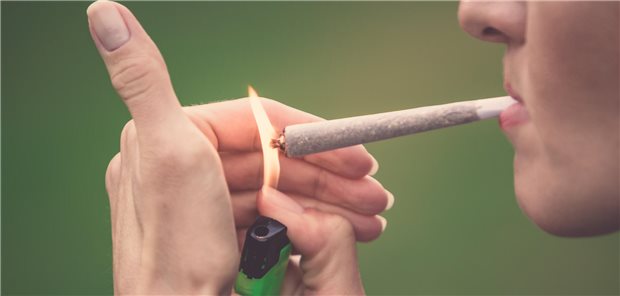 Etwa jeder zehnte Jugendliche hat schon einmal Cannabis probiert – deutlich mehr als bei anderen Drogen.