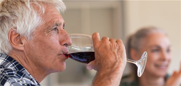 Es darf auch gern ein zweites Gläschen sein Etwa zwei Liter Wein oder fünf Liter Bier die Woche scheinen – einer aktuellen Studie zufolge – für die Kognition von Vorteil zu sein.