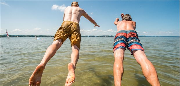 Worauf muss man beim Baden in Corona-Zeiten achten? Etwas mehr Distanz sollten die beiden jungen Männer in diesem Jahr beim Sprung ins Wasser schon einhalten. Immerhin gelten die Gewässer laut einer EU-weiten Erhebung aber als überwiegend ausgezeichnet.