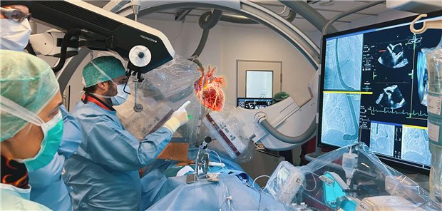 Europa-Premiere: Diese Bildmontage zeigt, wie Oberarzt Dr. Kai Peter Friedrichs mit holografischer Medizintechnik am HDZ NRW arbeitet. Klinikdirektor Professor Volker Rudolph (l. oben) und das Team im Herzkatheterlabor begleiten den Eingriff.