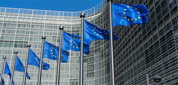700 Generika-Zulassungen widerrufen Europaflaggen vor der Europäischen Kommission in Brüssel.