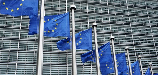 Gesundheit: Was Europa leisten kann – und soll Europaflaggen vor der Europäischen Kommission in Brüssel: Was soll Aufgabe der Nationalstaaten bleiben, welche Gesundheitskompetenzen soll die EU erhalten? Die Corona-Pandemie hat hier ein neues Nachdenken ausgelöst.