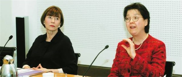 "First Lady" würdigt Forschungsengagement Eva Luise Köhler (li.) und Preisträgerin Bruckner-Tuderman.