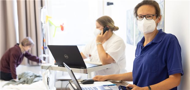 Case-Manager begleiten Patienten am Uniklinikum Leipzig Eva-Maria Balsen (rechts) ist Case-Managerin auf einer onkologischen Station des Universitätsklinikums Leipzig. Uniklinikum Leipzig
