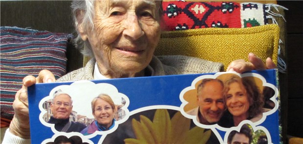NS-Überlebende blickt auf langes Leben zurück Eva Mendel in ihrer Wohnung im Altersheim. Das Fotoalbum hat sie von ihrer Familie zum 100. Geburtstag geschenkt bekommen.