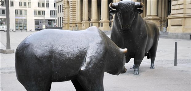 Statuen von Bulle und Bär vor der Frankfurter Börse.
