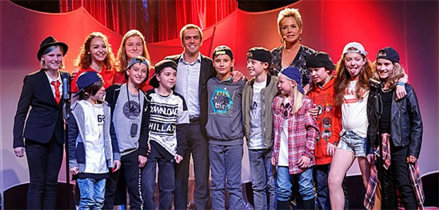 Rappen gegen Diabetes Ex-Fußball-Profi Philipp Lahm und Diabetes-Gala-Moderatorin Inka Bause mit der Bielefelder Gruppe "The Dia-Beatz".